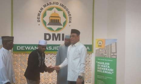 Wakil ketua umum DMI Komjen Pol Syafruddin melepas kepergian 25 calon jamaah haji yg juga para kepala suku di Papua dan Papua Barat; bertempat di kantor DMI Jakarta, Senin (6/8)