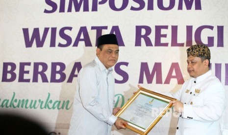  Wakil Ketua Umum DMI Komjen Pol. Syafruddin menerima Anugerah Khalifah Panata Tajuq dari Keraton Kasepuhan Cirebon   Sultan Sepuh XIV Keraton Kesepuhan Cirebon, PRA Arief Natadiningrat SE.