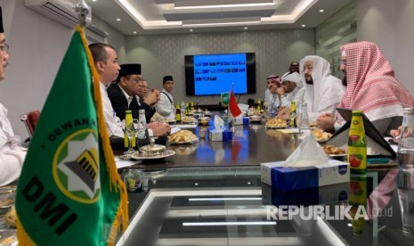 Tanya Jawab Seputar Museum Rasulullah (2). Foto: Wakil Ketua Umum DMI sekaligus Ketua Panitia Pembangunan Museum Sejarah Nabi dan Peradaban Islam Indonesia, Syafruddin melakukan pertemuan dengan Pimpinan Yayasan Wakaf Assalam Makkah, di Jakarta, Rabu (5/2).