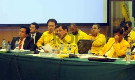  Wakil Ketua Umum DPP Golkar versi Munas Bali, Nurdin Halid (tengah) serta kuasa hukum Partai Golkar kubu Aburizal, Yusril Ihza Mahendra (kiri) mengikuti Sidang Mahkamah Partai Golkar di Jakarta, Rabu (25/2).  (Republika/Agung Supriyanto)