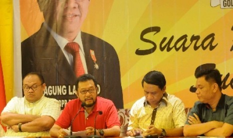 Wakil Ketua Umum Golkar kubu Agung Laksono, Yorrys Raweyai didampingi Sekjen Golkar Zainudin Amali.