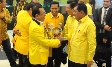 Wakil Ketua Umum hasil Munas Ancol, Priyo Budi Santoso (kiri) bersalaman dengan Wakil Ketua Umum hasil Munas Bali, Nurdin Halid (kanan) di Kantor DPP Golkar, Slipi, Jakarta Barat, Rabu (25/2).  (Republika/Agung Supriyanto)