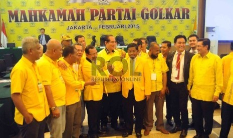 Wakil Ketua Umum hasil Munas Ancol, Priyo Budi Santoso bersalaman dengan Wakil Ketua Umum hasil Munas Bali, Nurdin Halid disela sela jalannya Sidang Mahkamah Partai Golkar di Kantor DPP Golkar, Slipi, Jakarta Barat, Rabu (25/2).