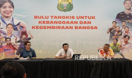 Wakil Ketua Umum I PP PBSI Taufik Hidayat (tengah) berbicara dalam jumpa pers di Pelatnas PBSI Cipayung, Jakarta Timur, Jumat (20/12/2024).