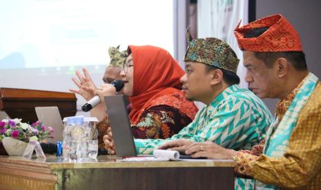 Wakil Ketua Umum ICMI, Prof. Dr. Ir. Riri Fitri Sari, MM., M.Sc sedang menjadi pembicara dalam sebuah seminar