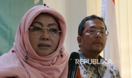  Wakil Ketua Umum ICMI Sri Astuti Bukhari (kiri) didampingi Ketua ICMI Bimo Sasongko, menyampaikan pernyataan sikap ICMI terkait dengan kasus kejahatan seksual terhadap anak, di Jakarta, Kamis (19/5). (Republika / Darmawan)