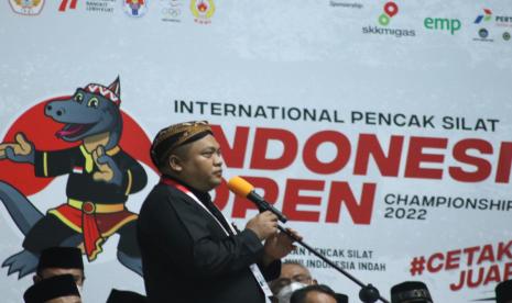 Wakil Ketua Umum Ikatan Pencak Silat Indonesia (IPSI), Muchamad Nabil Haroen berfoto bersama pendekar cilik dalam acara International Pencak Silat Indonesia Championship 2022 di Padepokan Pencak Silat, TMII, Jakarta Timur, Sabtu (13/8/2022). Indonesia akan Jadi Tuan Rumah Kejuaraan Dunia Pencak Silat 2023