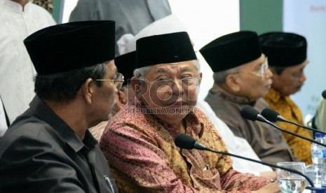 Wakil Ketua Umum Majelis Ulama Indonesia (MUI) K.H. Maruf Amin menyampaikan keterangan pers terkait tragedi Tolikara pada Hari Raya Idul Fitri lalu, di kantor MUI, Jakarta, Rabu (22/7).  (Republika/Prayogi)