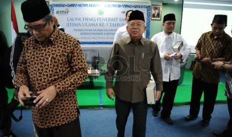  Wakil Ketua Umum Majelis Ulama Indonesia (MUI) Ma'aruf Amin (tengah) berjalan usai me-launcing kegiatan di kantor Pusat MUI,Jakarta,Kamis (21/5).