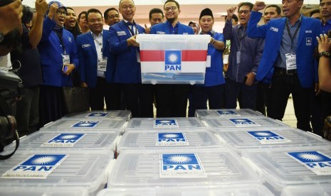 Wakil Ketua Umum PAN Hanafi Rais (tengah) didampingi Sekjen Eddy Soeparno (tengah kiri) menunjukkan berkas pendaftaran Pemilu 2019 di KPU Pusat, Jakarta, Jumat (13/10). PAN secara resmi mendaftar sebagai peserta Pemilu 2019. 