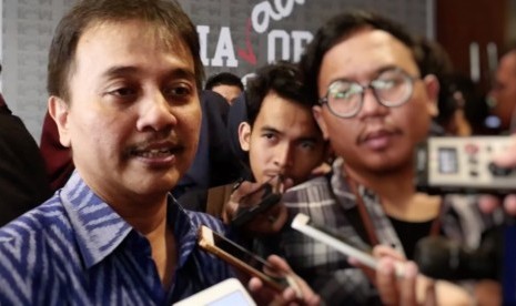 Mantan wakil ketua umum Partai Demokrat, Roy Suryo (kiri)