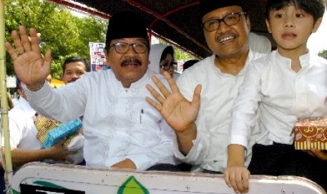 Wakil Ketua Umum Partai Demokrat Soekarwo (kiri).