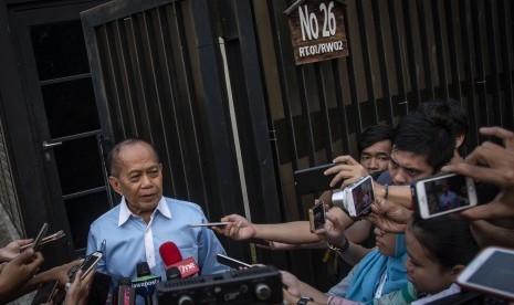 Wakil Ketua Umum Partai Demokrat Syarief Hasan memberikan keterangan pers seusai mengikuti pertemuan Majelis Tinggi partai Demokrat di Kediaman Susilo Bambang Yudhoyono (SBY), di kawasan Kuningan, Jakarta, Senin (9/7). 