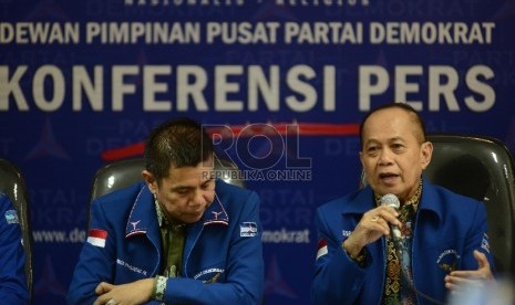    Wakil Ketua Umum Partai Demokrat Syarif Hasan (kanan) memberikan keterangan kepada media saat konferensi pers Partai Demokrat Bersama Sekjen Partai Demokrat Hinca Panjaitan (kiri) yang diadakan di Jakarta, Ahad (6/9). (Republika/Raisan Al Farisi)