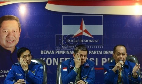   Wakil Ketua Umum Partai Demokrat Syarif Hasan (kanan) memberikan keterangan kepada media saat konferensi pers Partai Demokrat Bersama Sekjen Partai Demokrat Hinca Panjaitan (tengah) dan Ketua Fraksi Partai Demokrat Dewan Perwakilan Rakyat Edhie Baskoro (