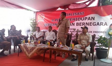 Wakil Ketua Umum Partai Gerindra Edhy Prabowo (berdiri).