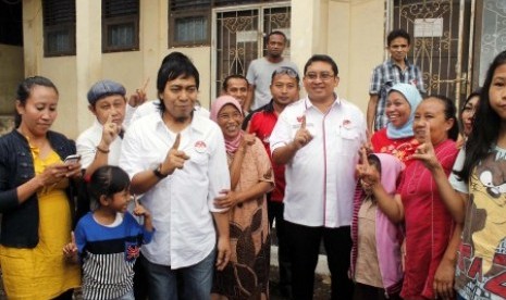 Wakil Ketua Umum Partai Gerindra, Fadli Zon (tengah) bersama pelawak Komeng (ketiga kiri) dan Rudi Sipit (kedua kiri) menunjukkan angka satu saat menyapa warga di Cisarua, Kabupaten Bogor, Jabar, Kamis (5/6). 