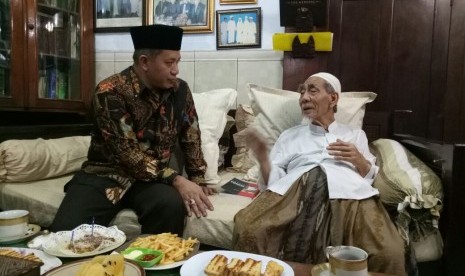 Wakil Ketua Umum Partai Gerindra Ferry Juliantono berbincang dengan KH Maemun Zubair, di  Komplek Pondok Pesantren Al Anwar, Rembang, Jawa Tengah, Ahad (6/8).