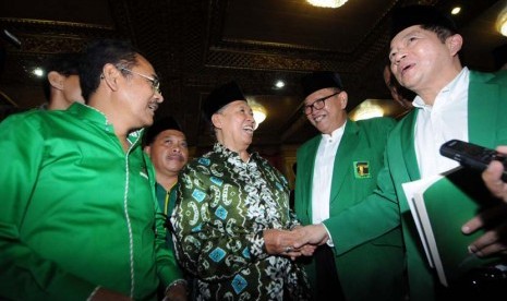 Wakil Ketua Umum Partai Persatuanj Pembangunan (PPP) Emron Pangkapi (kedua kanan) berjabat tangan dengan mantan Ketua Umum PPP Hamzah Haz (kedua kiri) didampingi jajaran teras pengurus partai usai pembukaan Musyawarah Kerja Nasional (Mukernas) ke-III PPP d