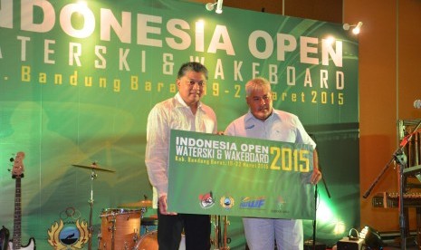 Wakil Ketua umum PB PSAWI Danny Boestami (kiri) bersama Presiden Federasi Internasional Ski Air dan Wakeboard (IWWF) Asia, Australasia Oceania, Paul Fong pada Opening Ceremony Indonesia Open 2015 di Bandung, Jumat malam (20/3) (Photo: Rachmat Santosa)