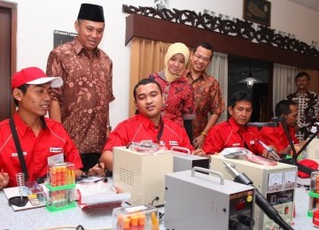 Wakil Ketua Umum PBNU As’ad Said Ali bersama GM Community Management & New Segment Telkomsel Yunita Primastuti dan GM Retail Management Telkomsel Hasan Kurdi menyaksikan pelatihan wirausaha dan reparasi ponsel di Jakarta (13/8). 