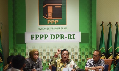 Wakil Ketua Umum PPP Hazrul Azwar (tengah) didampingi Sekjen Aunur Rofiq (kanan) dan Ketua DPP Ermalena (kiri) memberikan keterangan mengenai kabar ditangkapnya politisi PPP Ivan Haz terkait kasus narkoba di Kompleks Parlemen Senayan, Jakarta, Selasa (23/2