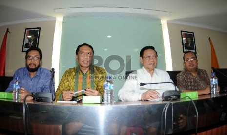 Wakil Ketua Umum Yorrys Raweyai (kiri), Sekjen Partai Golkar kubu Agung Laksono, Zainudin Amali (kedua kiri), kata Ketua Umum Golkar versi Munas Ancol, Agung Laksono (kedua kanan) serta Wakil Ketua Umum Partai Golkar versi Munas Ancol Prio Budi Santoso (ka