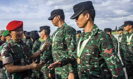 Wakil Komandan Jendral Kopassus Brigjen TNI Richard TH Tampubolon (kiri) menyalami kontingen.