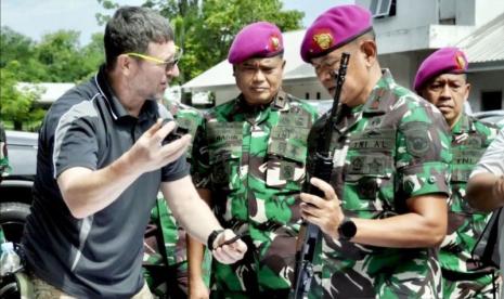 Wakil Komandan Korps Marinir (Wadan Kormar) TNI AL, Brigjen (Mar) Suherlan menjajal senapan serbu AKM kaliber 5.56 mm.