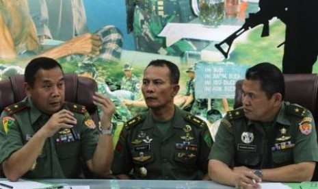 Wakil Komandan Pusat Polisi Militer dan Ketua Tim Investigasi TNI AD Brigjen TNI Unggul K Yudoyono (kiri) didampingi Anggota Tim Investigasi TNI AD Letnan Kolonel TNI Richard Tampubolon (tengah) dan Kepala Dinas Penerangan TNI AD Brigjen TNI Rukhman Ahmad 