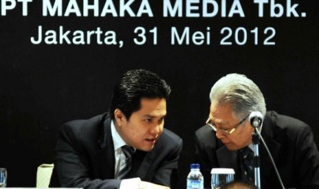   Wakil Komisaris Utama PT Mahaka Media Erick Thohir (kiri) berbincang dengan Komisaris Utama PT Mahaka Media Abdulgani saat RUPS PT Mahaka Media di Jakarta, Kamis (31/5). 