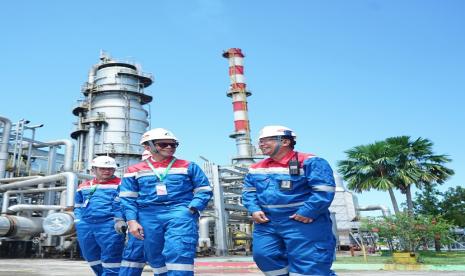 Wakil Komisaris Utama (Wakomut) PT Pertamina (Persero) Pahala Mansury didampingi oleh Direktur SDM Pertamina (Persero) Erry Sugiharto saat mengunjungi kilang Refinery Unit III Plaju PT Kilang Pertamina Internasional di Palembang, Senin (17/04/2023).