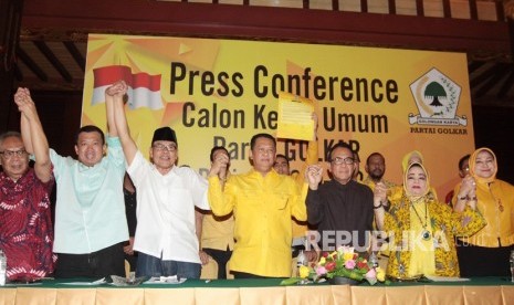 Wakil Koordinator Bidang Pratama DPP Partai Golkar Bambang Soesatyo (tengah) bersama Politikus Golkar Ali Yahya (ketiga kiri), Anggota Dewan Pembina Partai Golkar Paskah Suzetta (ketiga kanan) dan Sejumlah kader partai Golkar saat mendeklarasikan dirinya maju sebagai calon ketua umum Partai Golkar periode 2019-2024 di Jakarta, Kamis (18/7/2019).