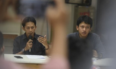 Wakil Koordinator Bidang Strategi dan Mobilisasi KontraS Feri Kusuma (kiri) bersama Staf Biro Penelitian, Pemantauan, dan Dokumentasi Rivanlee Anandar (kanan) memberikan kepada media menanggapi siaran pers Polri terkait peristiwa kericuhan 21-22 Mei 2019 di Jakarta, Rabu (12/6/2019). 