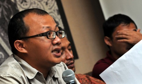 Wakil Koordinator Indonesia Corruption Watch (ICW) Emerson Yuntho (kiri) berbicara saat konfrensi pers di Jakarta, Kamis (12/4) evaluasi yang dilakukan Indonesia Corruption Watch (ICW) bersama dengan Koalisi Anti Mafia Hutan terhadap Komisi Pemberantasan K