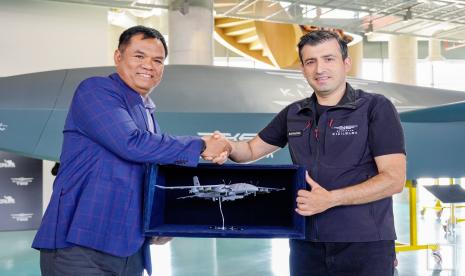 Wakil KSAD Letjen Tandyo Budi Revita bersama Chief Technology Officer (CTO) Baykar, Selçuk Bayraktar di pabrikan Baykar, Istanbul, Senin (24/6/2024).