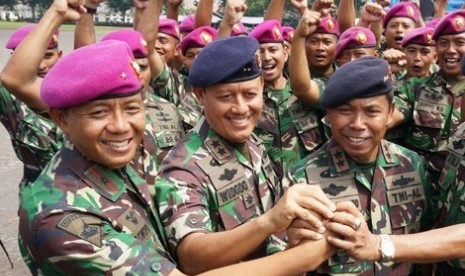 Wakil KSAL Laksamana Madya Widodo (tengah).