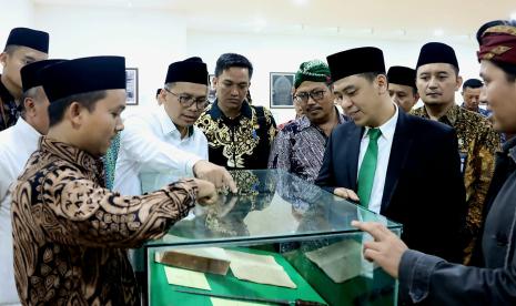 Wakil Menteri Agama, Saiful Rahmat Dasuki melihat mushaf kuno, salah satu koleksi yang tersimpan di Walisongo Center, kompleks kampus UIN Walisongo, Semarang, baru- baru ini.