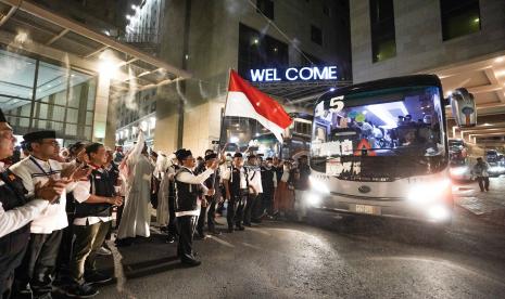 IPHI: Jangan Persulit Jamaah Haji yang Pulang ke Tanah Air. Foto:  Wakil Menteri Agama yang juga Naib Amirul Hajj Zainut Tauhid Saadi melepas kepulangan 360 anggota jamaah haji asal Embarkasi Solo 1 (SOC 1) dari pemondokan di Al Keswah Tower, Jarwal, Makkah, Kamis (14/7/2022) malam.