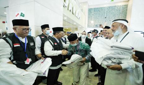 Lepas Kepulangan Jamaah Haji, Wamenag Jelaskan Tiga Dimensi Kemabruran. Foto:   Wakil Menteri Agama yang juga Naib Amirul Hajj Zainut Tauhid Saadi melepas kepulangan 360 anggota jamaah haji asal Embarkasi Solo 1 (SOC 1) dari pemondokan di Al Keswah Tower, Jarwal, Makkah, Kamis (14/7/2022) malam.