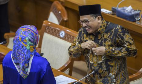 Wakil Menteri Agama Zainut Tauhid Saadi (kanan) bersiap mengikuti rapat kerja dengan Komisi VIII DPR di Kompleks Parlemen, Jakarta, Kamis (13/1/2022). Rapat kerja tersebut terkait perkembangan kebijakan umrah, serta membahas Biaya Penyelenggaraan Ibadah Haji (BPIH) dan pembentukan panja BPIH 1443H/2022M.  Kemenag Tunggu Kepastian Penyelenggaraan Haji dari Arab Saudi