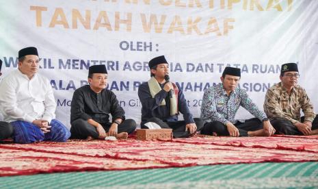 Wakil Menteri Agraria dan Tata Ruang/Wakil Kepala Badan Pertanahan Nasional (ATR/BPN) dalam kunjungan kerjanya menyerahkan 25 sertifikat wakaf di Gresik, Jawa Timur, pada Kamis 30 Maret 2023.