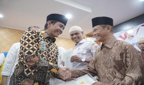 Wakil Menteri ATR/BPN Raja Juli Antoni saat menyerahkan sertipikat wakaf di 6 kecamatan di Jakarta Utara, pada Selasa, 11 April 2023. 