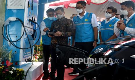 Wakil Menteri BUMN I Pahala Nugraha Mansury (kedua kiri) didampingi Direktur Utama PLN Darmawan Prasodjo (tengah) dan Direktur Bisnis Regional Jawa, Madura dan Bali PLN Haryanto WS (kedua kanan) mencoba mengisi daya mobil listrik saat peresmian Stasiun Pengisian Kendaraan Listrik Umum (SPKLU) PLN di Rumah BUMN, Denpasar, Bali, Senin (27/12/2021). SPKLU tersebut merupakan SPKLU pertama yang diresmikan dari total 21 SPKLU yang dibangun PT PLN (Persero) di Bali untuk menyambut penyelenggaraan Konferensi Tingkat Tinggi (KTT) G20. 