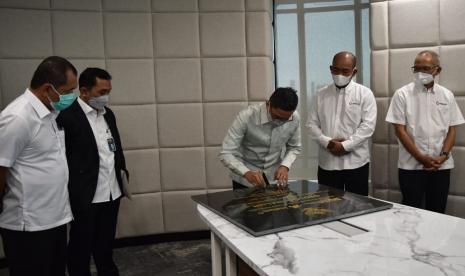 Wakil Menteri BUMN I, Pahala Nugraha Mansury melakukan penandatanganan prasasti yang menandai telah diresmikannya Gedung INALUM di Kuala Tanjung, Sumatra Utara (6/1)