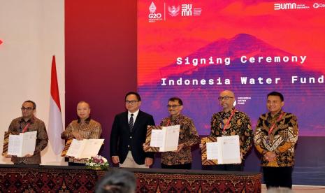 Wakil Menteri BUMN II Kartika Wirjoatmodjo bersama dengan Direktur Utama PT Danareksa (Persero) Arisudono Soerono,  Managing Director of Suez Recycling Pacific Pte Ltd Farsyad Kaviani Dehkordi, dan Chairman & CEO PT CITIC Envirotech Indonesia Gwo Liang Jeremey, menandatangani MoU terkait proyek Indonesia Water Fund (IWF) di sela-sela acara SOE International Conference di Nusa Dua, Bali, Selasa (18/10).