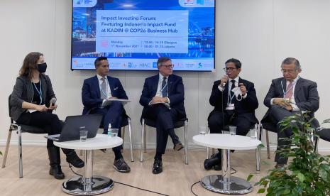 Wakil Menteri BUMN Pahala Mansury (kedua kanan), berbicara pada Impact Investing Forum yang diselenggarakan disela Konferensi Internasional tentang Perubahan Iklim atau Conference of the Parties (COP26), di Glasgow, Inggris, Senin (1/11/2021).