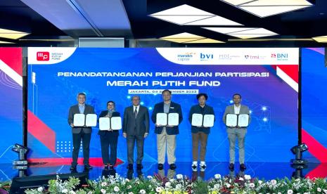 Wakil Menteri BUMN Rosan Roeslani (ketiga dari kiri); dari kiri ke kanan, CEO BNI Ventures Eddi Danusaputro, CEO TMI Mia Melinda, CEO MDI Ventures Donald Wihardja, CEO BRI Ventures Nicko Widjaja, dan CEO Mandiri Capital Indonesia Dennis Pratistha saat acara penandatanganan perjanjian partisipasi Merah Putih Fund (MPF), Senin (4/9/2023), di Jakarta.