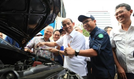 Wakil Menteri Energi dan Sumber Daya Mineral (ESDM) Arcandra Tahar bersama pimpinan PGN membagikan konverter kit di lapangan parkir IRTI Monas, Jakarta, Senin (13/3).