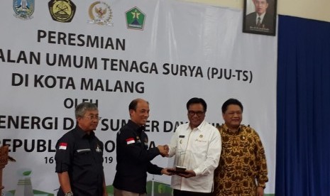 Wakil Menteri Energi dan Sumber Daya Mineral (ESDM), Arcandra Tahar meresmikan Penerangan Jalan Umum Tenaga Surya (PJU-TS) di Lesanpuro, Kota Malang, Rabu (16/10).